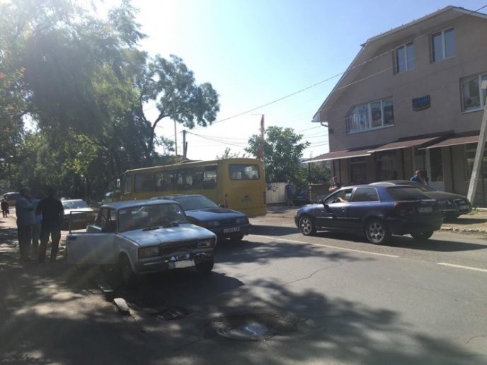 В Ужгороді на вулиці Собранецькій зіткнулися дві машини – 02