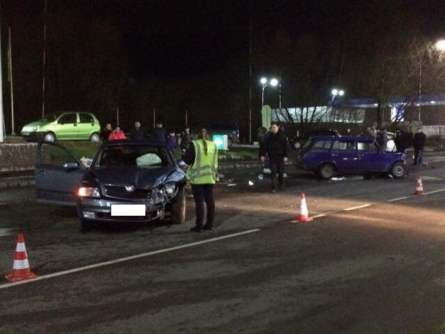 У мікрорайоні "Шахта" в Ужгороді зіткнулись два автомобілі: водія "ВАЗу" забрала швидка – 02