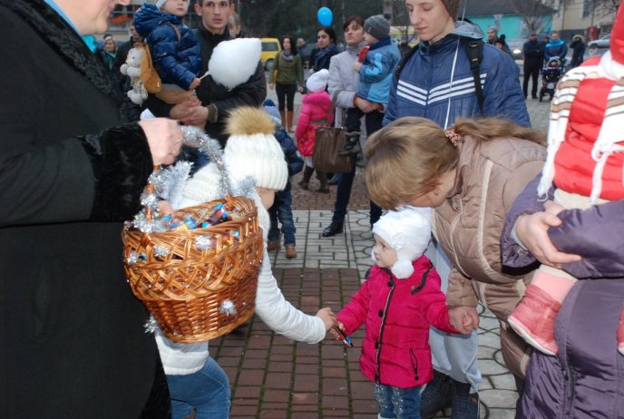 Головну новорічну ялинку району запалили в Іршаві – 05