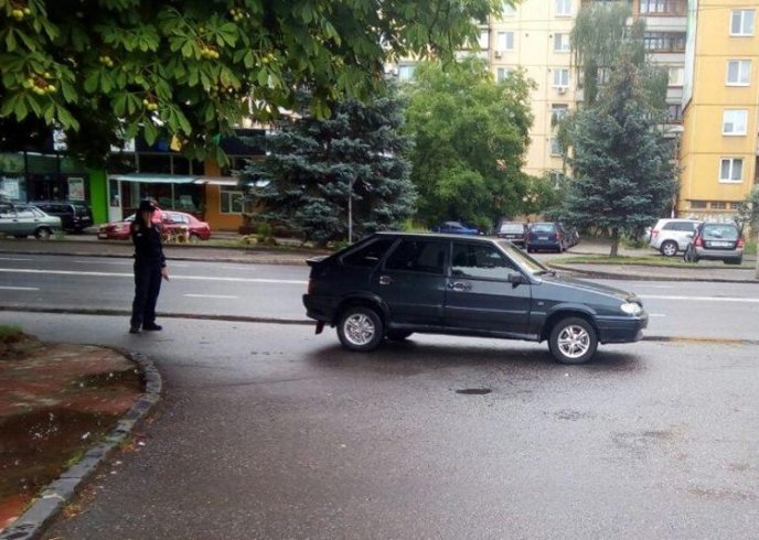 В Ужгороді біля супермаркету евакуювали "оленя" – 03