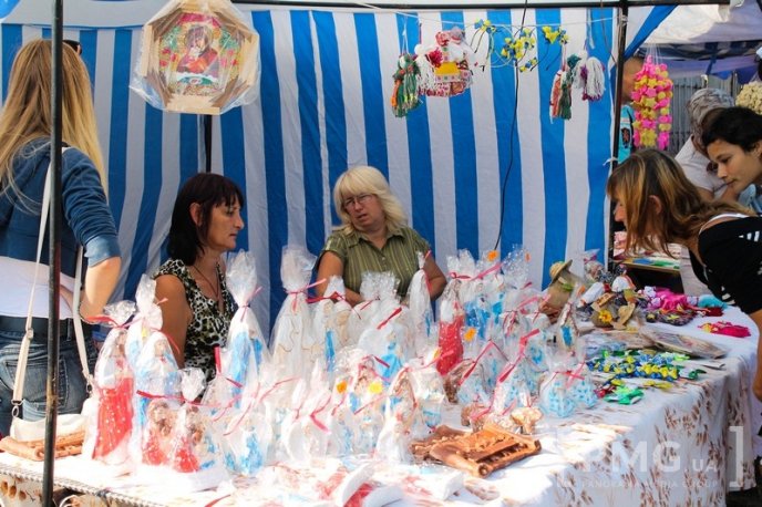 Набережну перед Мукачівським монастирем заполонили торговці – 01