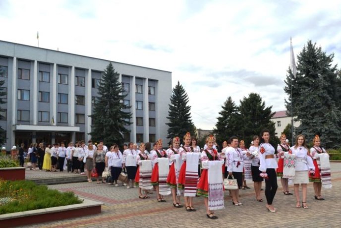 Тячівські майстрині провели районне свято вишитих рушників – 01