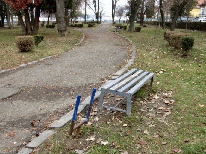 Сквер імені Андрія Кузьменка у Мукачеві: купа пляшок, бруд, поламані лавиці та викрадені смітники – 10