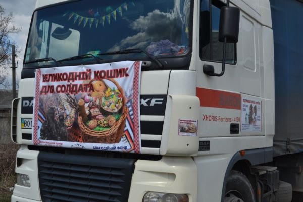 Волонтери Тячівщини провели акцію "Приготуймо великодній кошик для солдата" (ФОТО) – 01