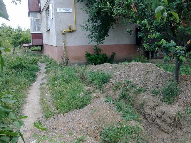 Будівельники розрили зелену зону по вулиці Осипенка та забули за неї (ФОТО) – 03