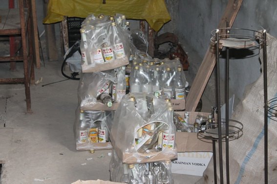 Неподалік Ужгорода поліцейські викрили підпільний цех з розливу фальсифікованого алкоголю – 01