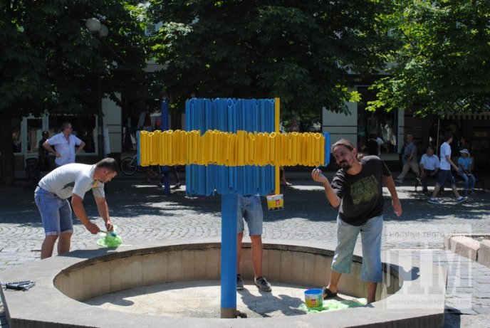 Фонтан у центрі Мукачева став жовто-блакитним (ФОТО) – 16