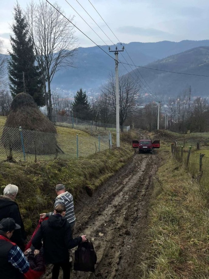 Сусіди допомогли в транспортуванні пацієнтки / фото: «103 Закарпаття»
