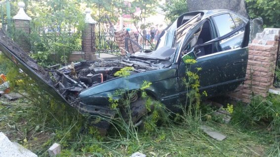 Смертельна ДТП у Свалявському районі: іномарка "BMW" влетіла в паркан – 01 Смертельна ДТП у Свалявському районі: іномарка "BMW" влетіла в паркан – 01