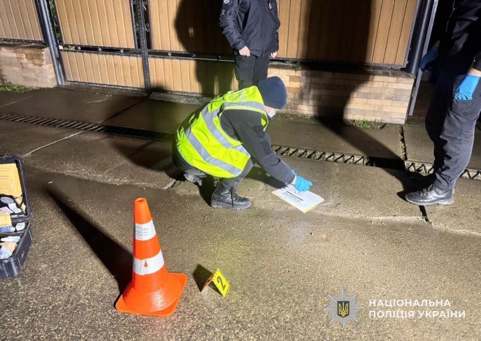 Зловмисника, який вночі кинув гранату у двір поліцейського, затримали