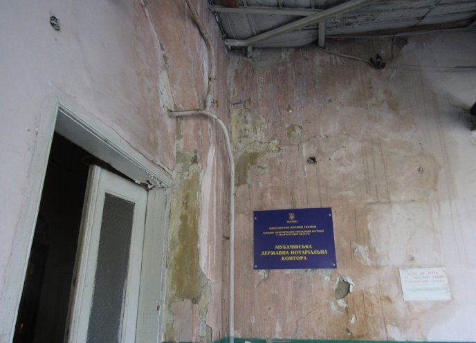 У центрі Мукачева розвалюється будівля – 02