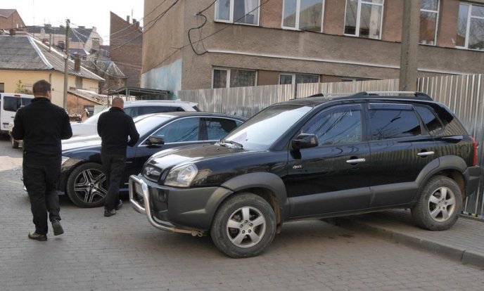 На лобовому склі залишали попередження: що сьогодні робили муніципали в Ужгороді – 01 На лобовому склі залишали попередження: що сьогодні робили муніципали в Ужгороді – 01