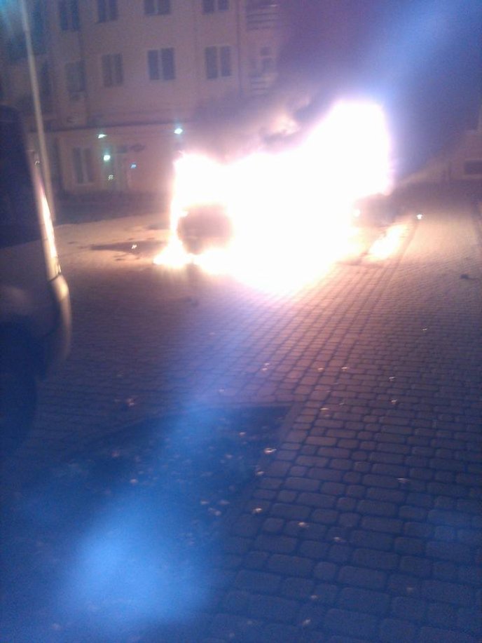 В Ужгороді вночі горів автомобіль. Активіст говорить про підпал  – 02