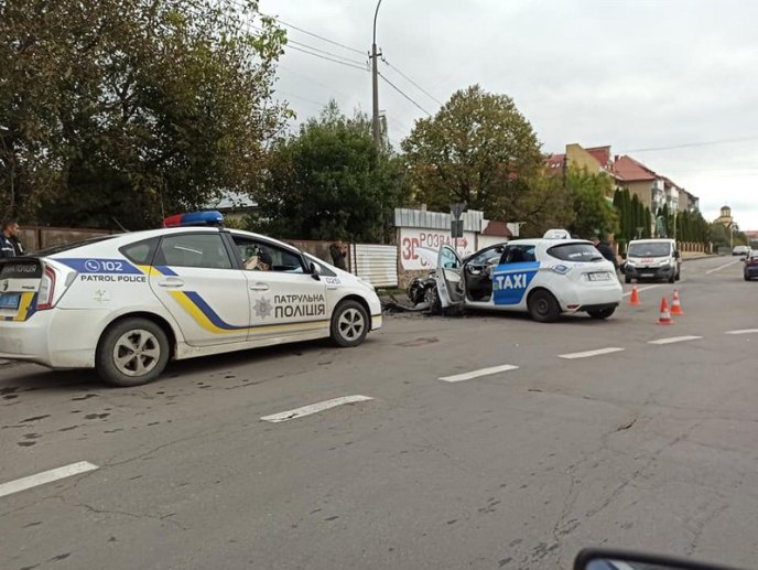 В Ужгороді сталася аварія за участі таксі – 04