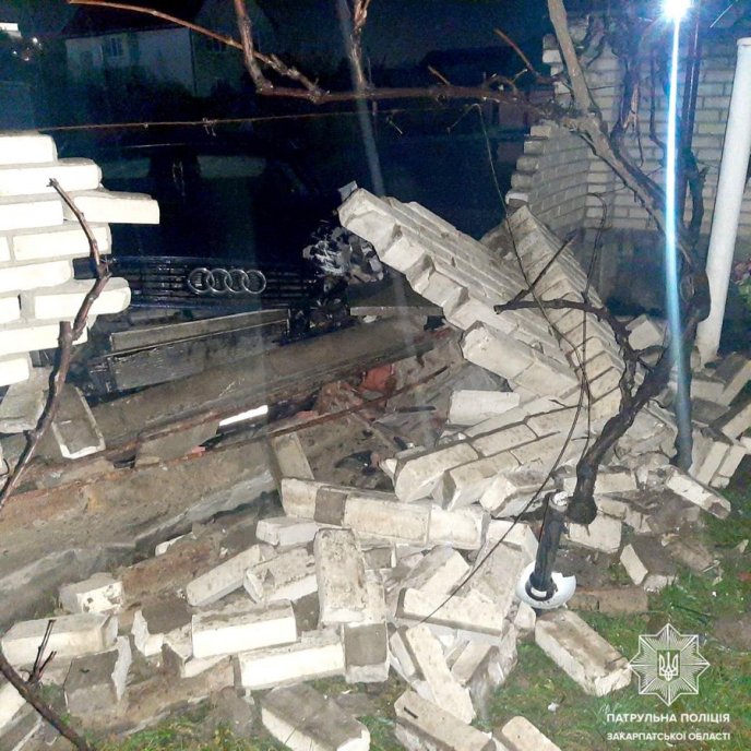Вночі неповнолітній водій врізався в огорожу власного помешкання – 03