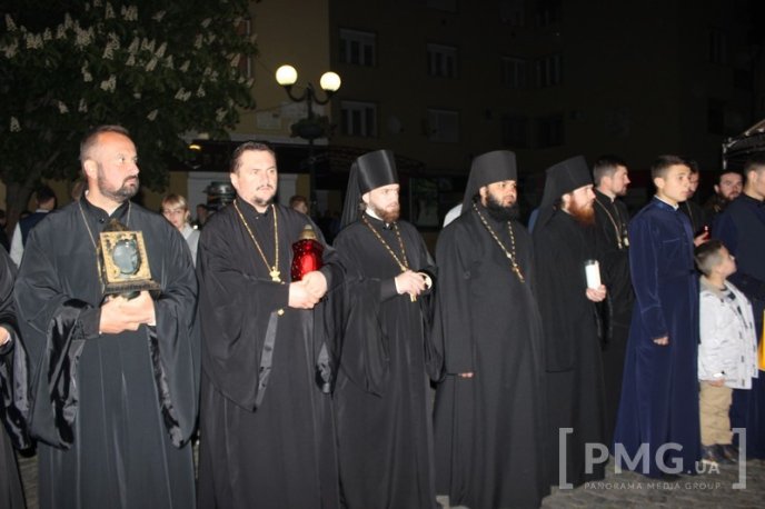 Мукачівці зустріли Благодатний Вогонь, який зійшов у Єрусалимі – 11