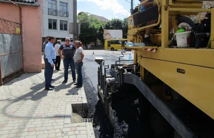 В Ужгороді завершують ремонт однієї з вулиць – 06 В Ужгороді завершують ремонт однієї з вулиць – 06