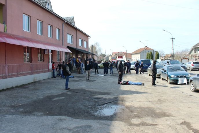 У Мукачеві в мікрорайоні "Паланок" спецпризначенці затримали двох міліціонерів-хабарників (ФОТО) – 06 У Мукачеві в мікрорайоні "Паланок" спецпризначенці затримали двох міліціонерів-хабарників (ФОТО) – 06