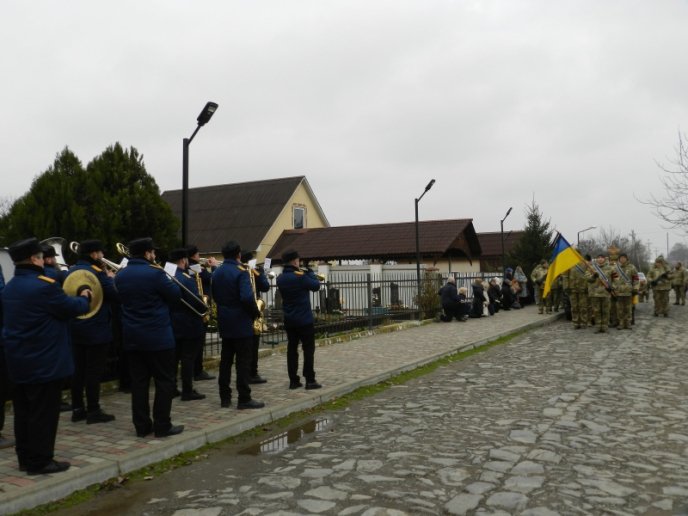 В області навколішках проводжали в останню путь загиблого військового – 04