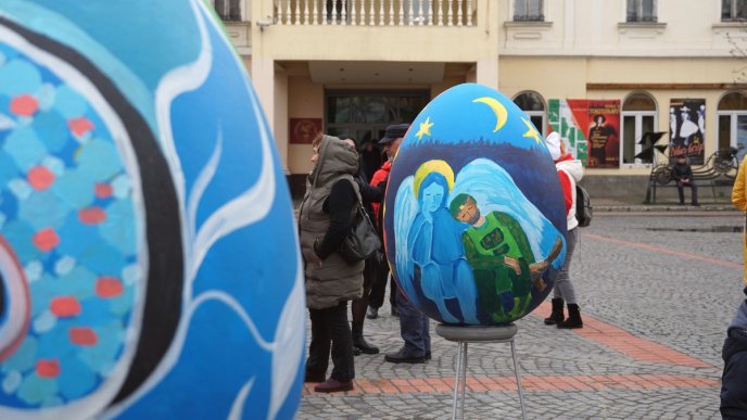 У центрі Мукачева проводять виставку макетів великих писанок – 12