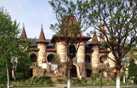 Ольга Фреймут відвідала весільний зал у Хусті і вручила відзнаку "Гордість міста" – 01