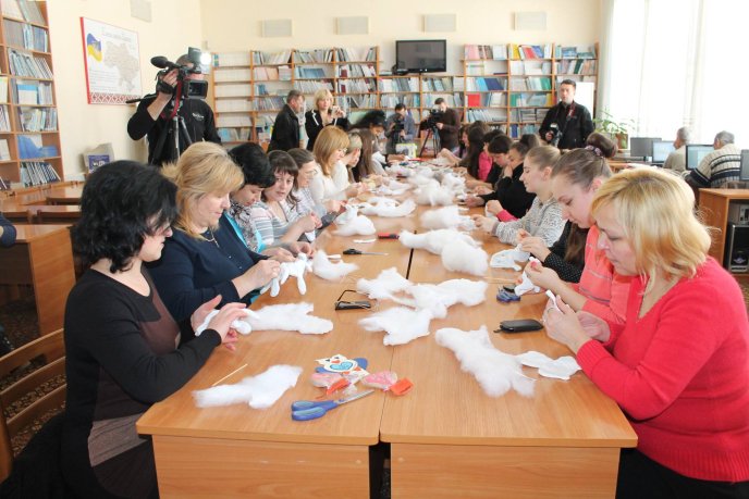 У Закарпатській обласній бібліотеці відбувся майстер-клас з виготовлення іграшок-валентинок – 06