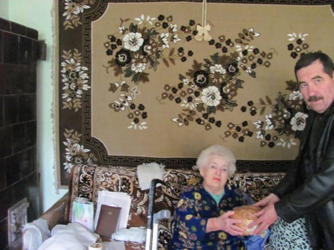 Малозабезпечені, одинокі та хворі мешканці Рахівщини і Тячівщини отримали паски – 02