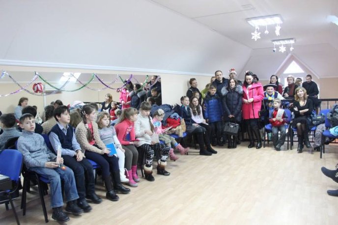 Діти переселенців зі Сходу отримали подарунки до Різдва – 04