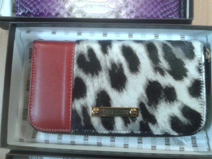 В автобусі "Мілан-Чернівці" чопські митники знайшли контрабандні речі зі шкіри леопарда та пітона (ФОТО) – 02