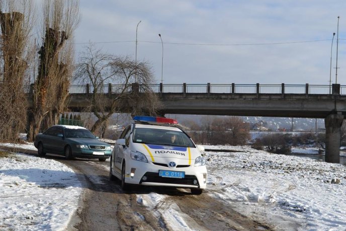 Патрульні поліцейські занурились у холодний Уж – 02