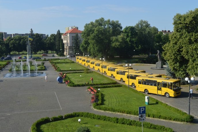 Десять районів Закарпаття отримали нові шкільні автобуси – 01