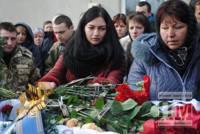 На Мукачівщині прощались з добровольцем "Айдару" Олегом "Скіфом" Сидором (ФОТОРЕПОРТАЖ) – 17