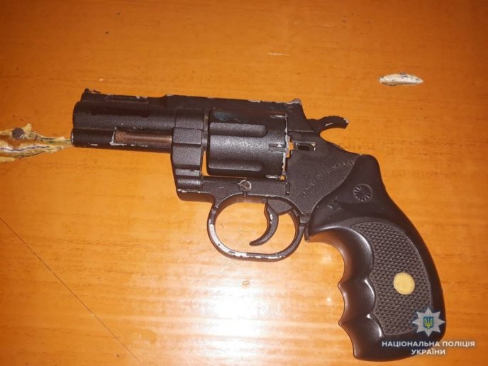 В автомобілях закарпатців знайшли зброю та наркотичні речовини – 01