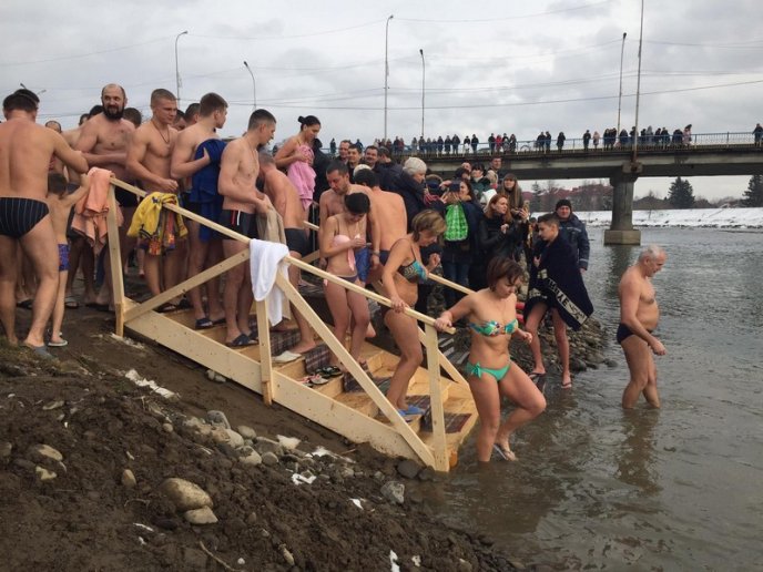 Як у Мукачеві воду освячували та занурювалися в Латорицю – 12