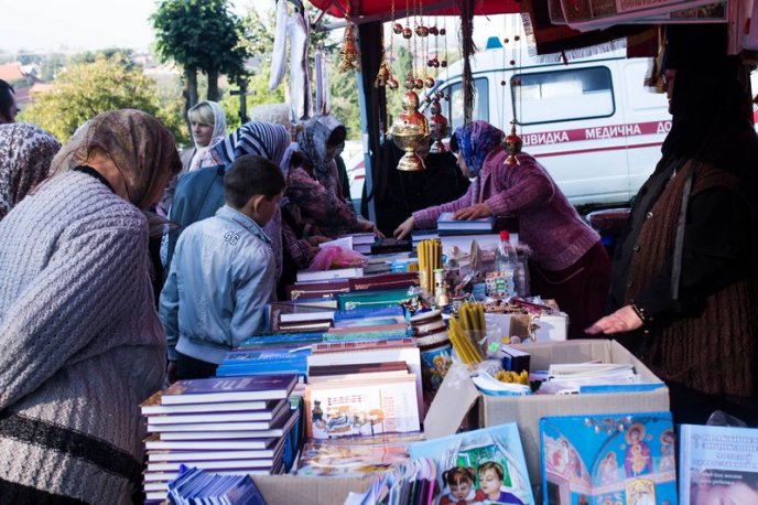 Набережна Мукачева, перед монастирем, нагадує торгову алею (ФОТО) – 07