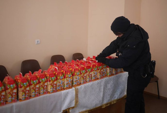 До юних пацієнтів Ужгородської міської лікарні завітали патрульні поліцейські – 03 До юних пацієнтів Ужгородської міської лікарні завітали патрульні поліцейські – 03