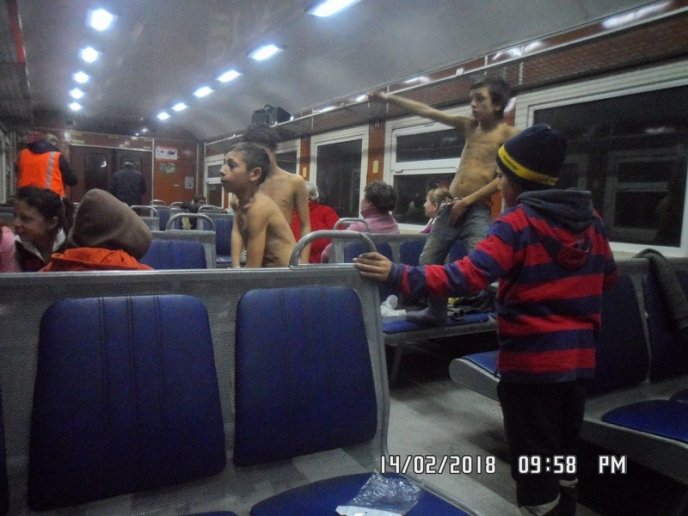 Соцмережі шокувала поведінка малих ромів у електричці «Мукачево-Львів» – 03