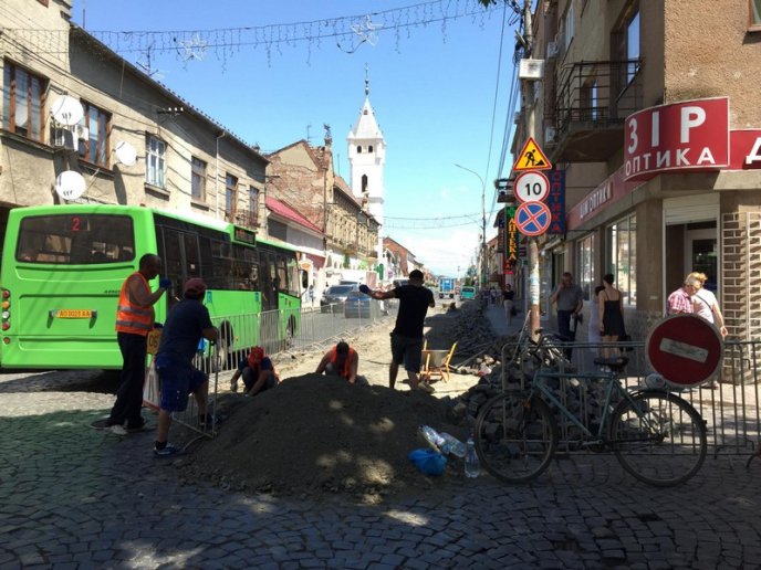 У Мукачеві триває ремонт дорожнього покриття у центральній частині міста – 01