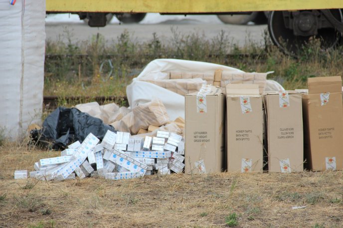 На Закарпатті під паливними брекетами виявили партію контрабандних цигарок – 12