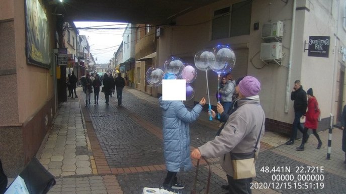 У Мукачеві муніципали склали адмінпротокол на жінку, яка продавала кульки в центрі міста – 03