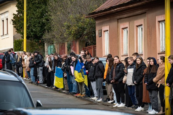 Ужгородці навколішках проводжали в останню путь Героя, який загинув у серпні 2023 року – 09