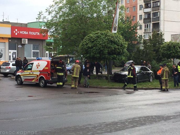 ДТП в Ужгороді: «Мерседес» зніс чотири дерева та влетів у бетонну опору – 02