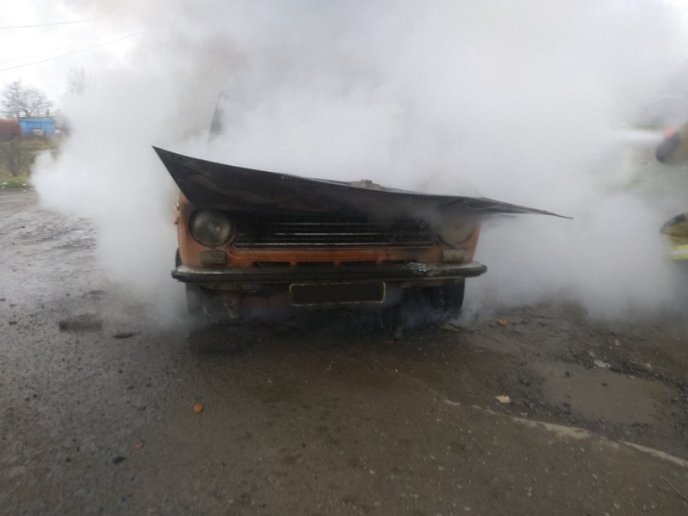 Під час руху загорівся автомобіль. Водій злякався і втік – 02