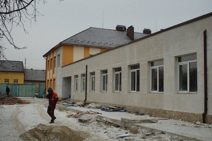 У Мукачеві триває реконструкція будівлі для НВК "Гармонії" – 05