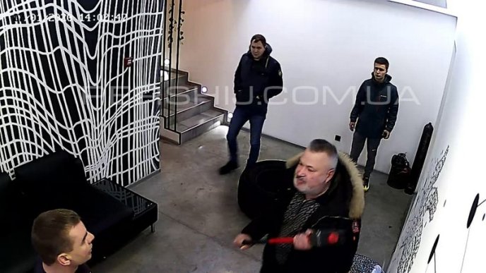 Конфлікт в одному із спортзалів Мукачева: на відвідувача накинулись із кувалдою в руках, – ЗМІ – 03