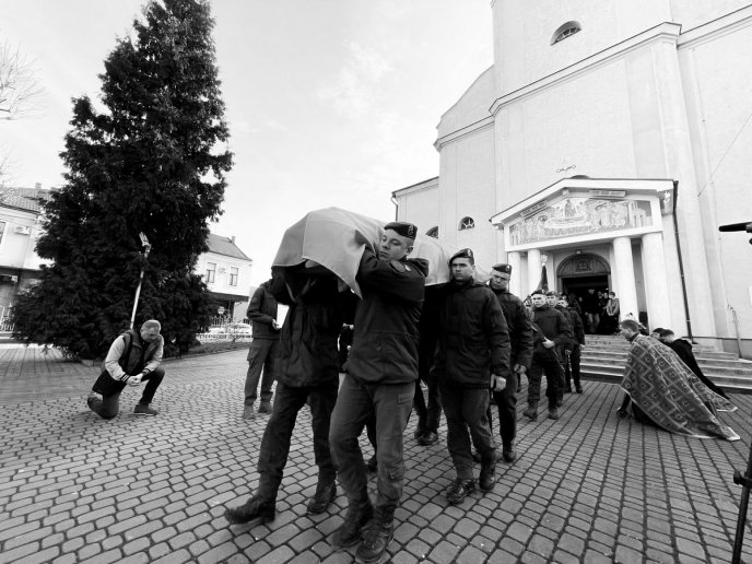 У Мукачеві в останню дорогу провели полеглого Героя – 02