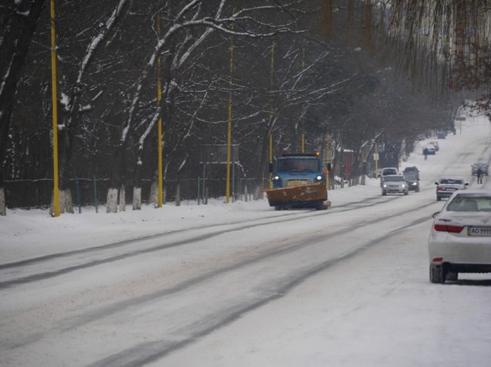 У зв’язку із сильним снігопадом в Ужгороді продовжує працювати спецтехніка – 02