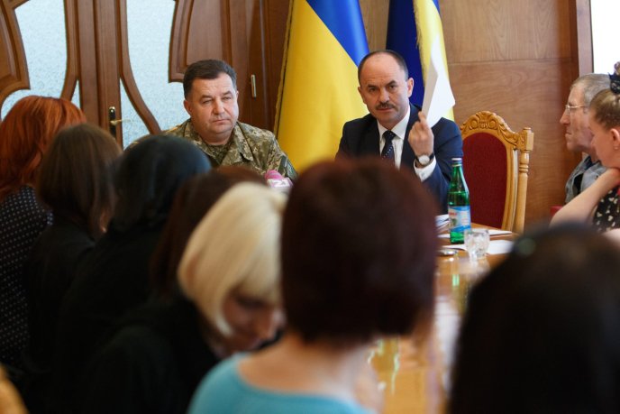 Родини закарпатських військових з вимогами зустріли Міністра оборони Степана Полторака – 01