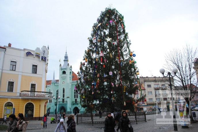 Головну ялинку Мукачева прикрасили дитячими іграшками (ФОТО) – 01