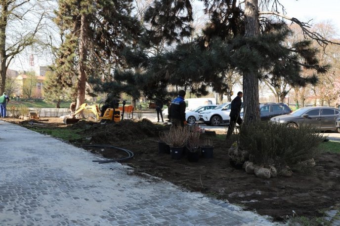 В Ужгороді облаштовують сквер із оригінальним дизайном  – 05 В Ужгороді облаштовують сквер із оригінальним дизайном  – 05